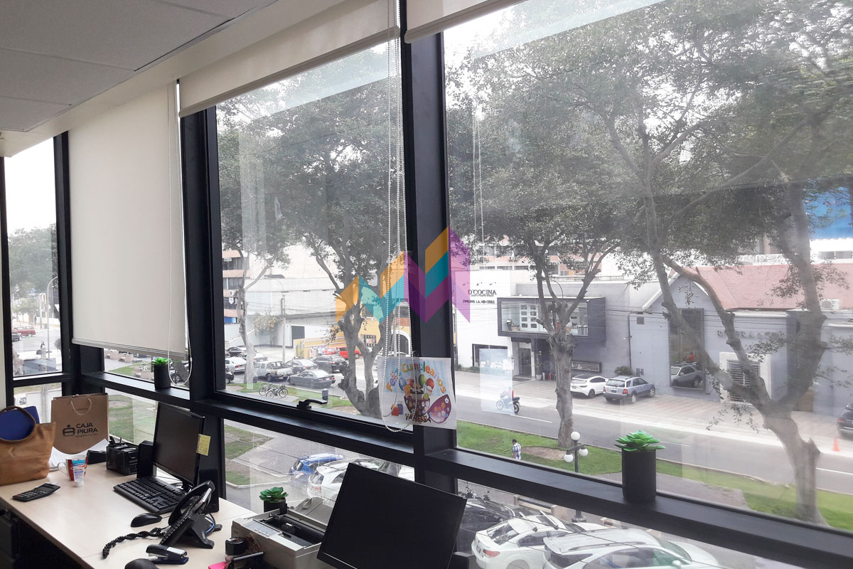 láminas con control UV para ventanas de oficinas